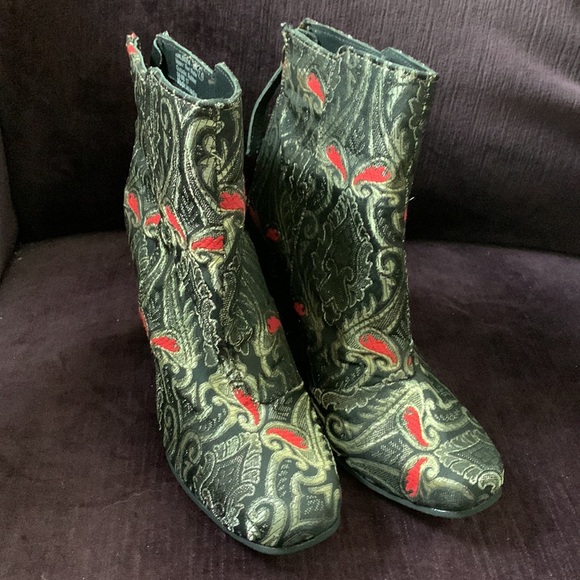 Naughty Monkey sz 7.5 boot black gold red 3 1/2” heals - Picture 4 of 4